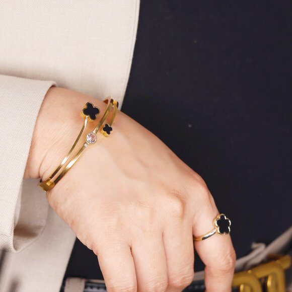 Chic Tulip-Inspired Bangle with Sparkling Diamond Accents - Picture 3 of 4